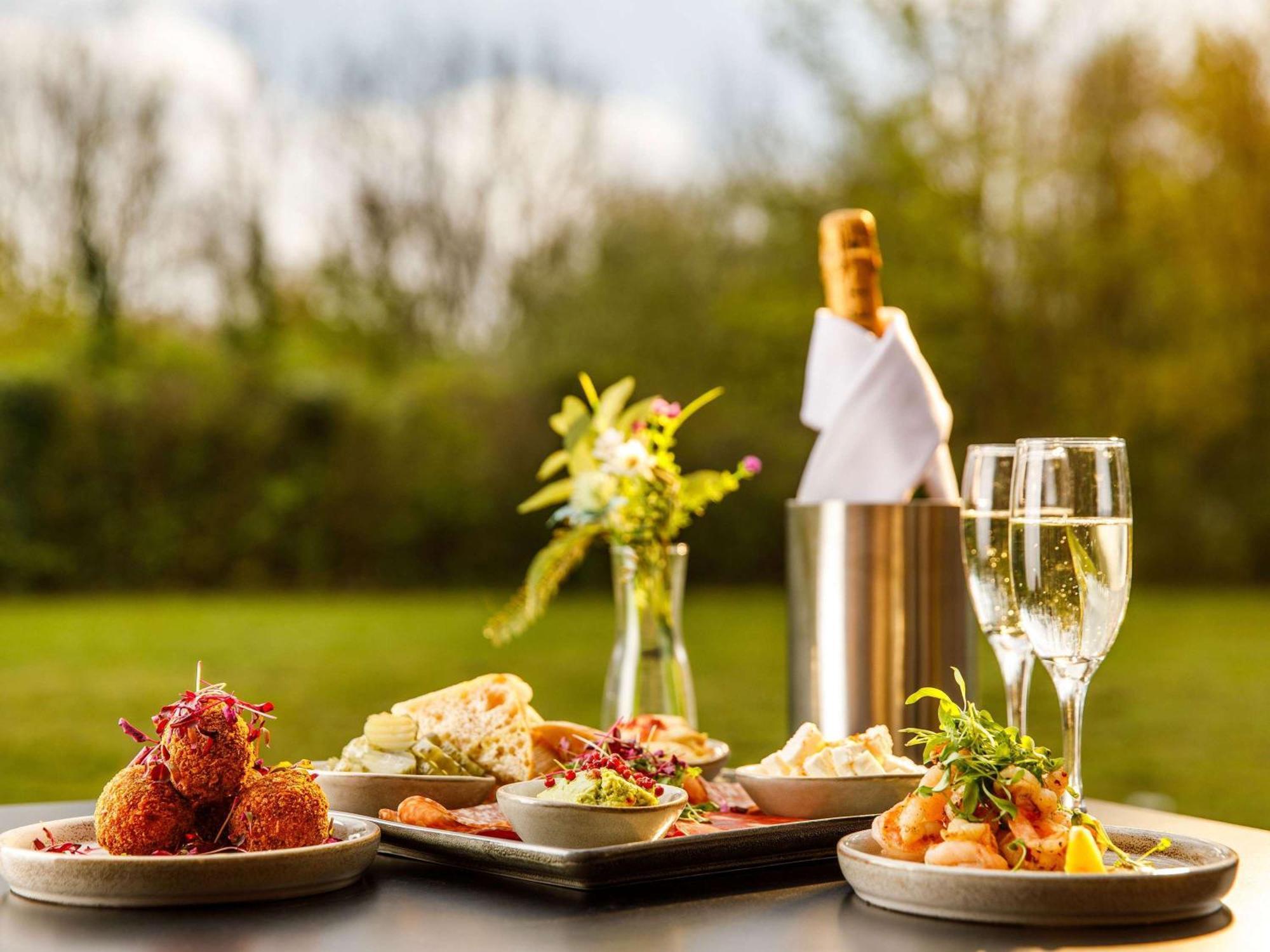 Mercure Cardiff North Hotel Bagian luar foto
