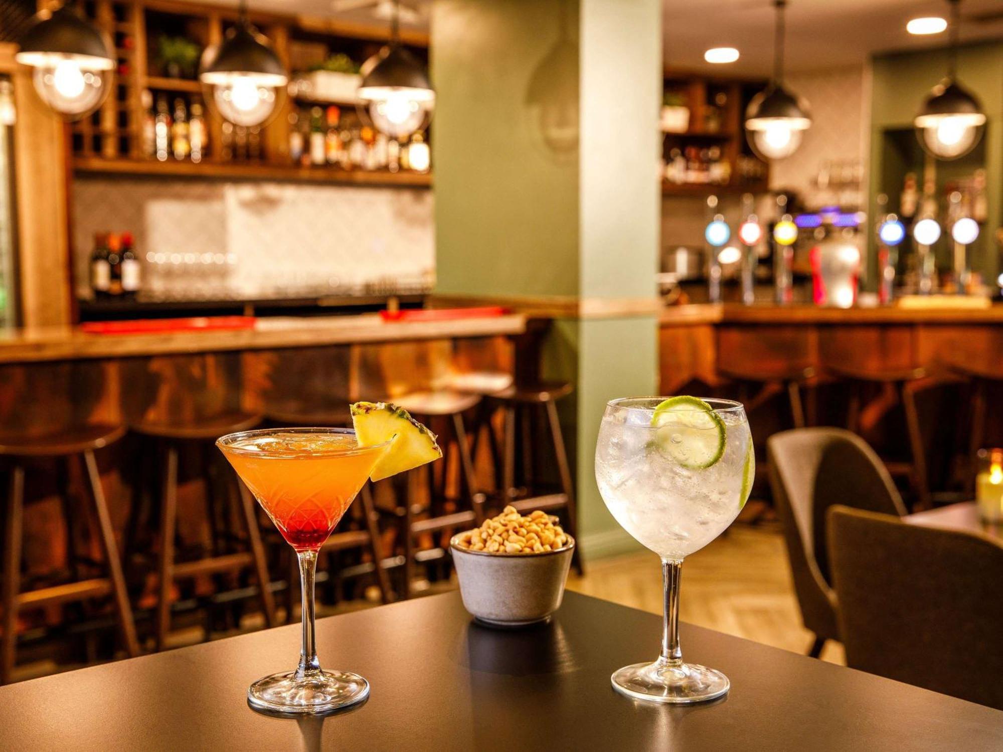 Mercure Cardiff North Hotel Bagian luar foto