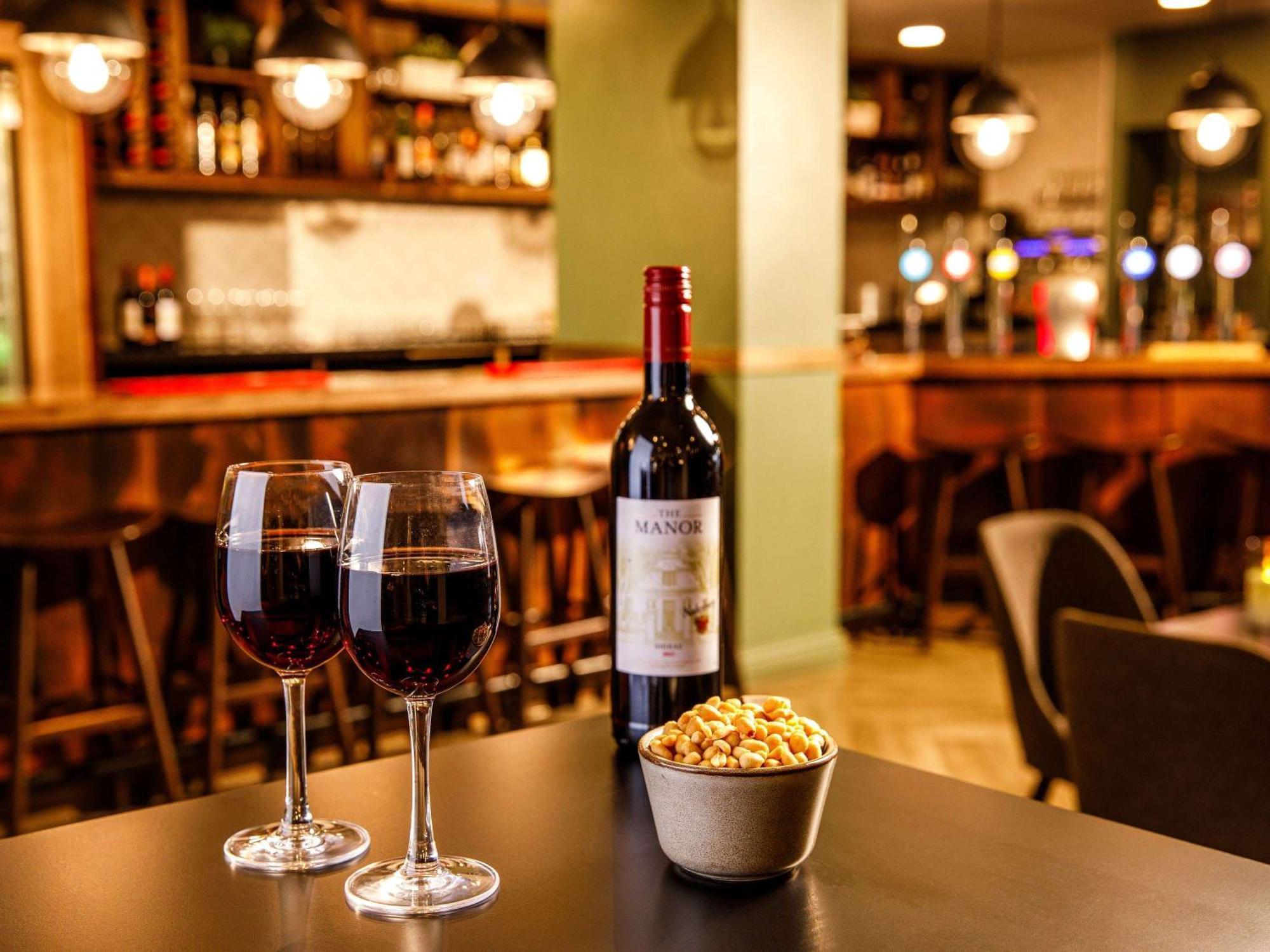 Mercure Cardiff North Hotel Bagian luar foto