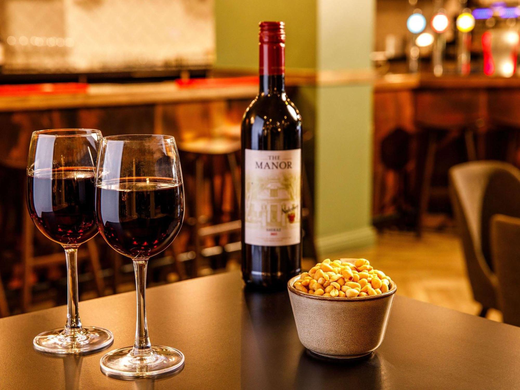 Mercure Cardiff North Hotel Bagian luar foto