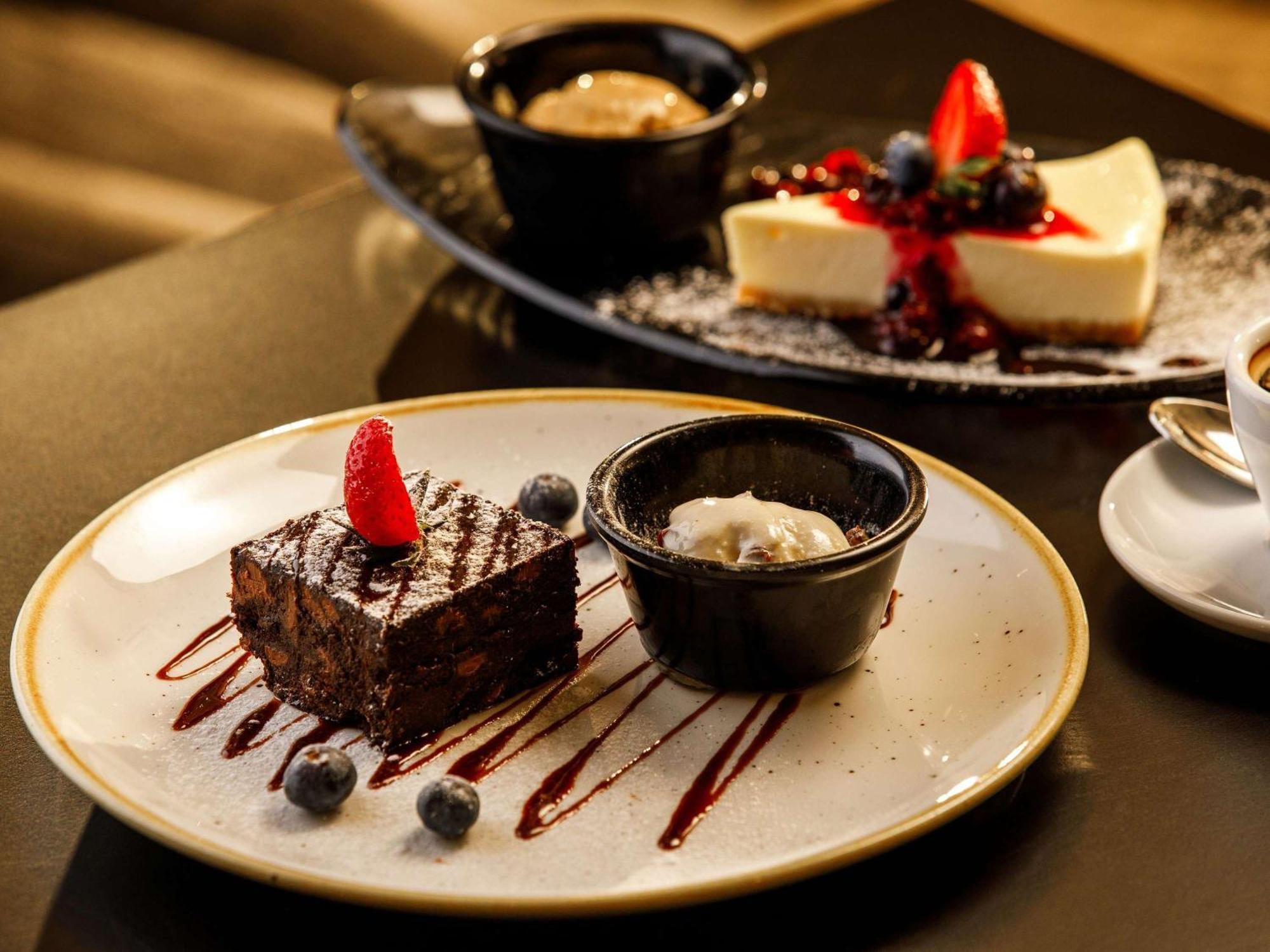 Mercure Cardiff North Hotel Bagian luar foto
