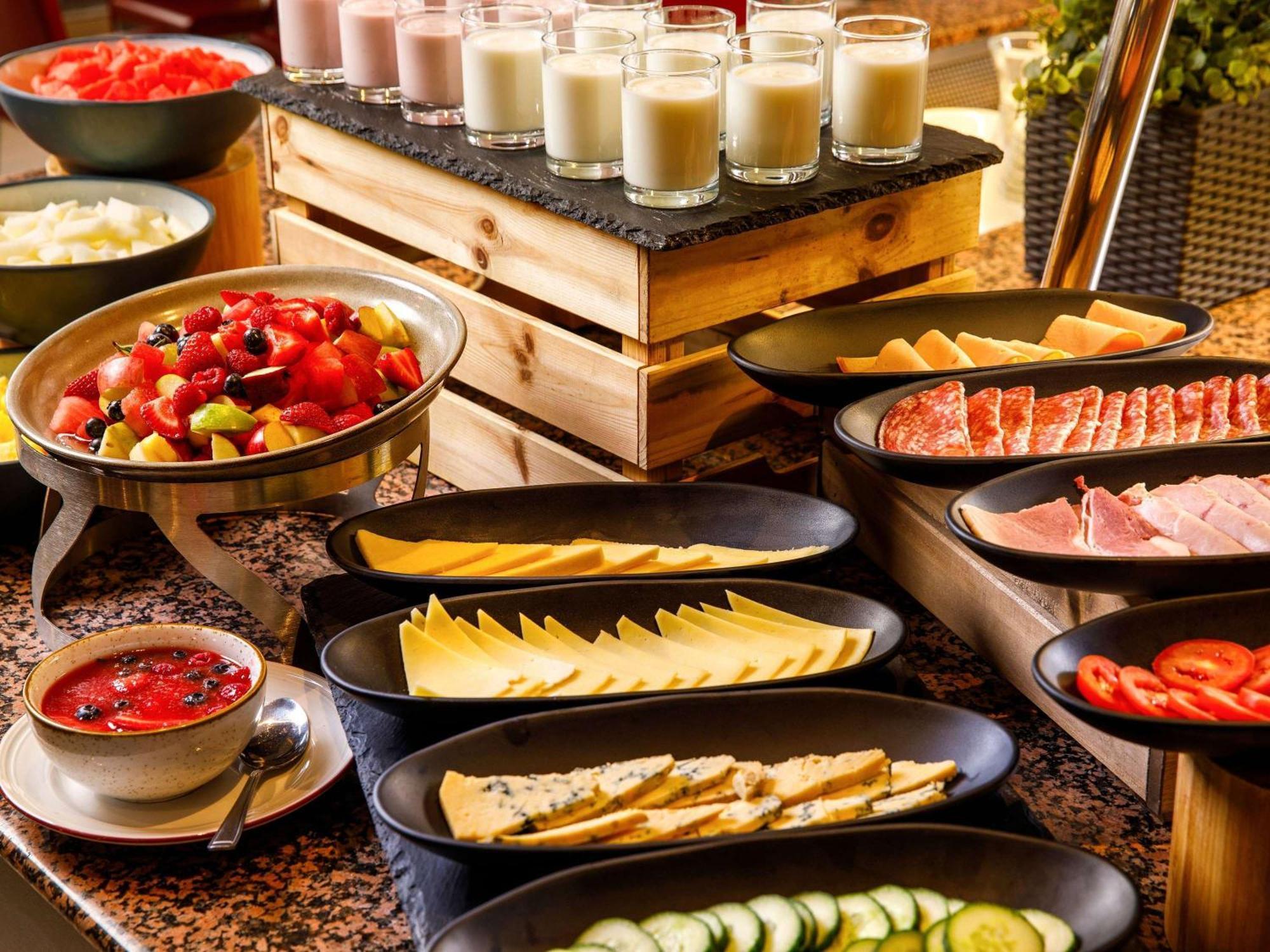 Mercure Cardiff North Hotel Bagian luar foto