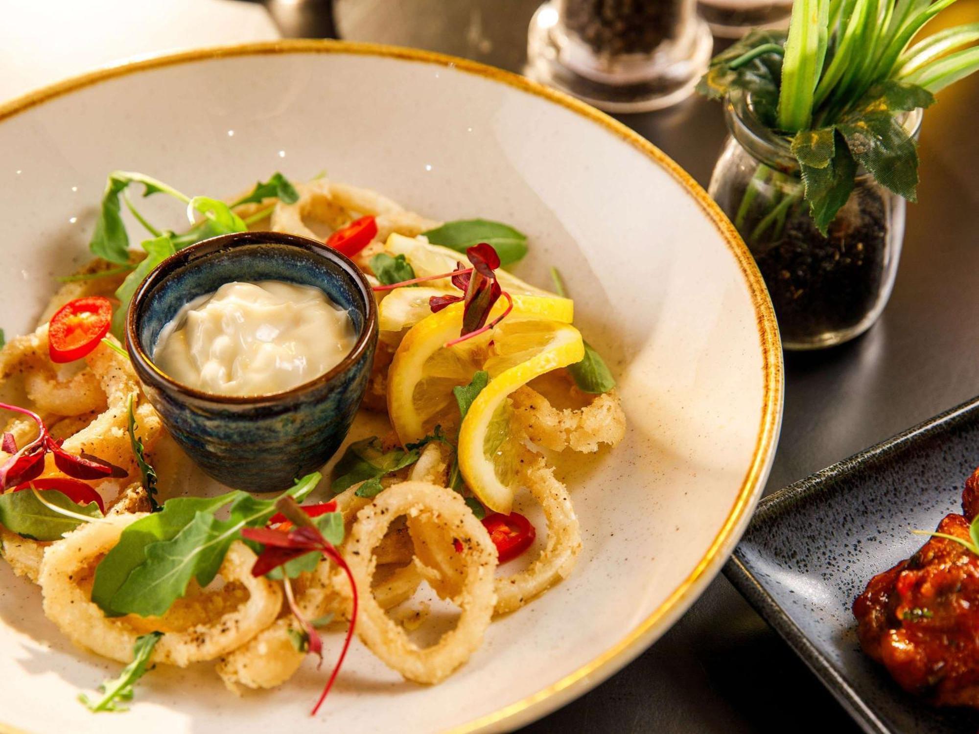 Mercure Cardiff North Hotel Bagian luar foto