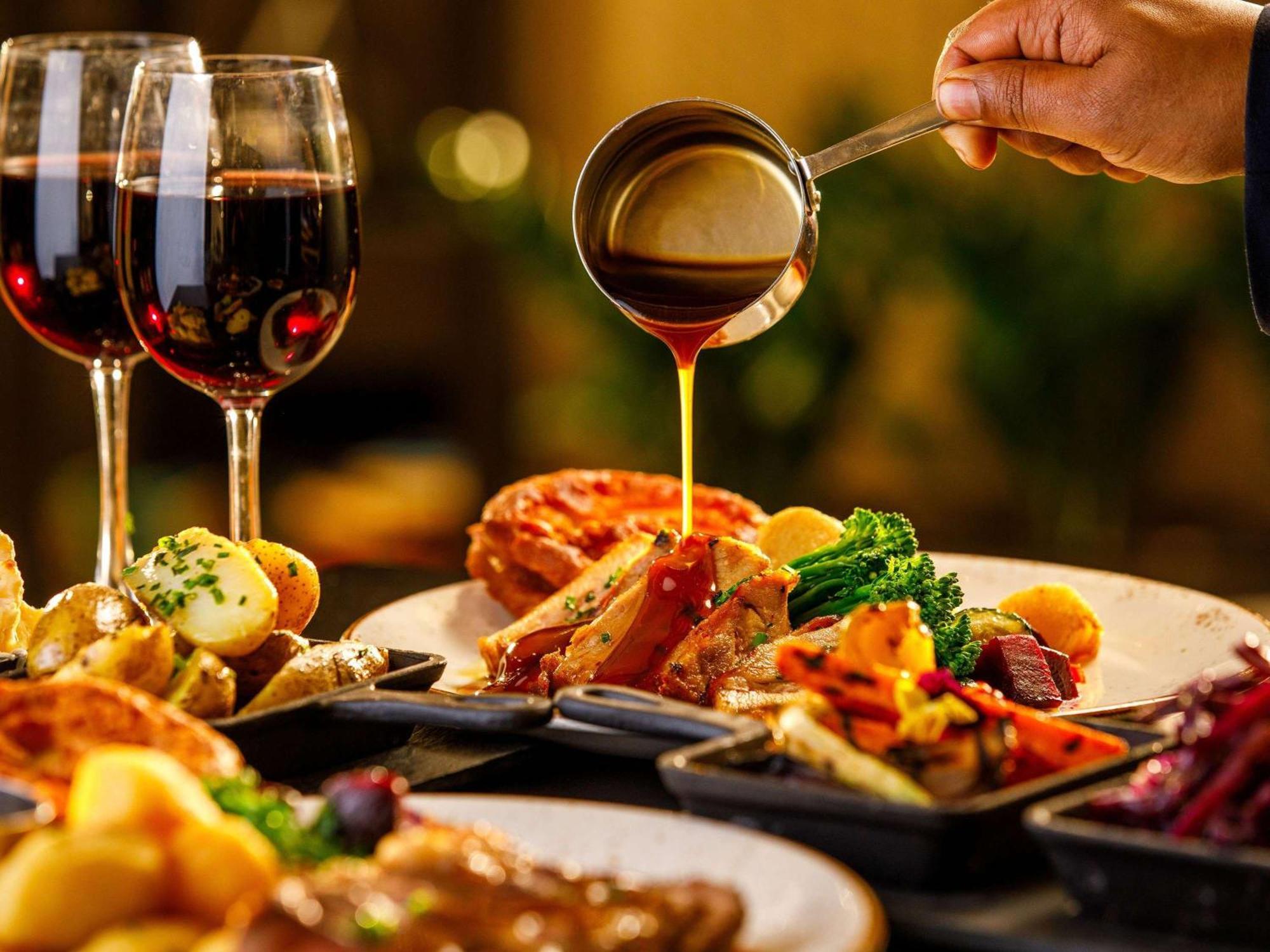Mercure Cardiff North Hotel Bagian luar foto