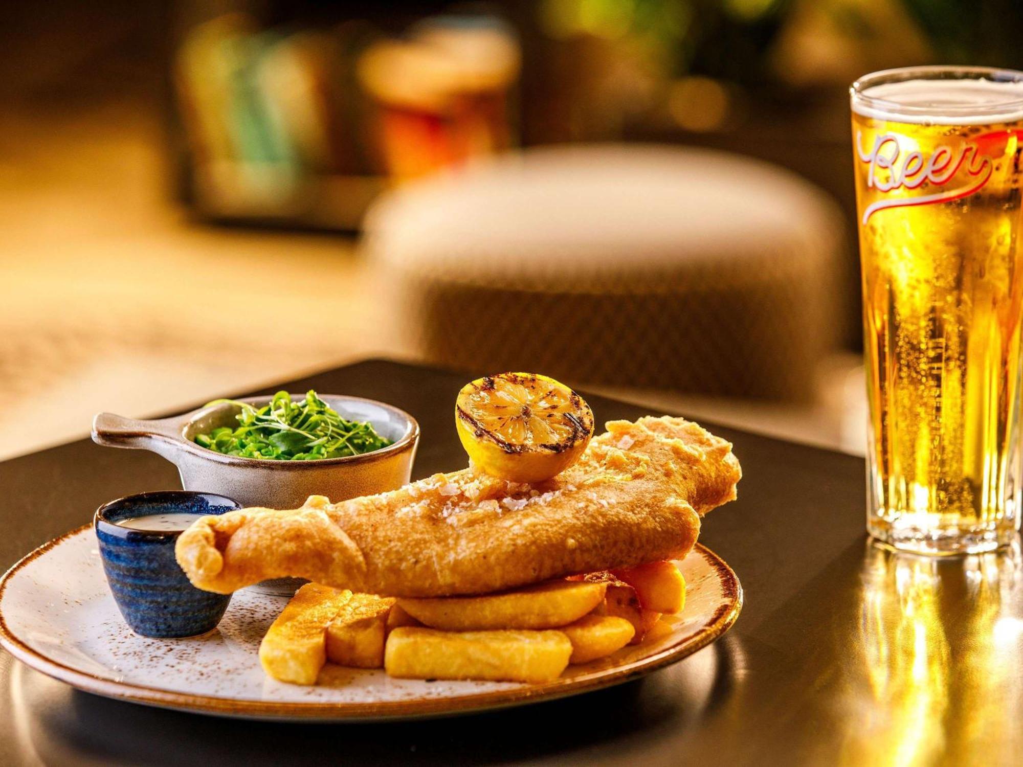 Mercure Cardiff North Hotel Bagian luar foto