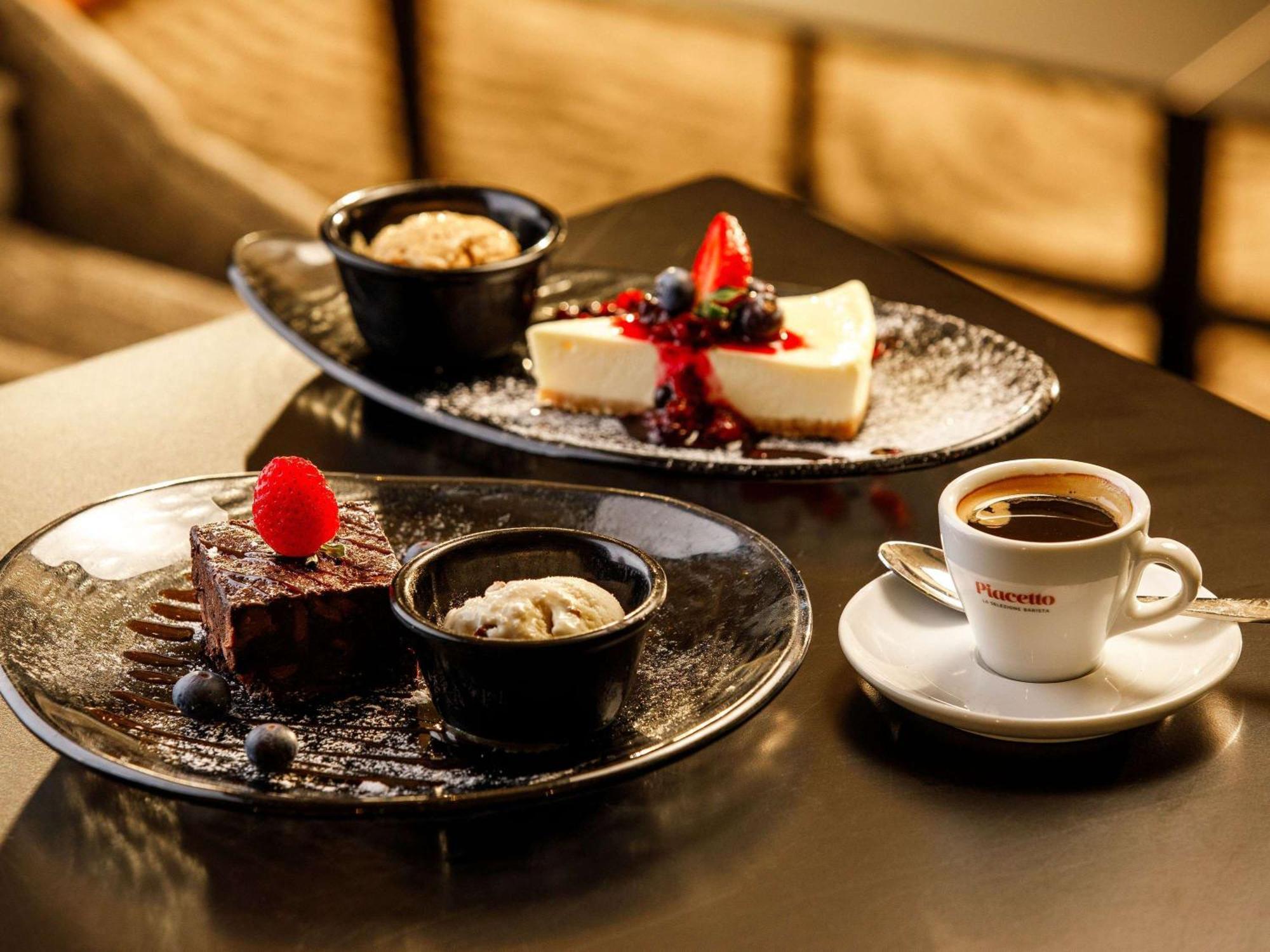 Mercure Cardiff North Hotel Bagian luar foto