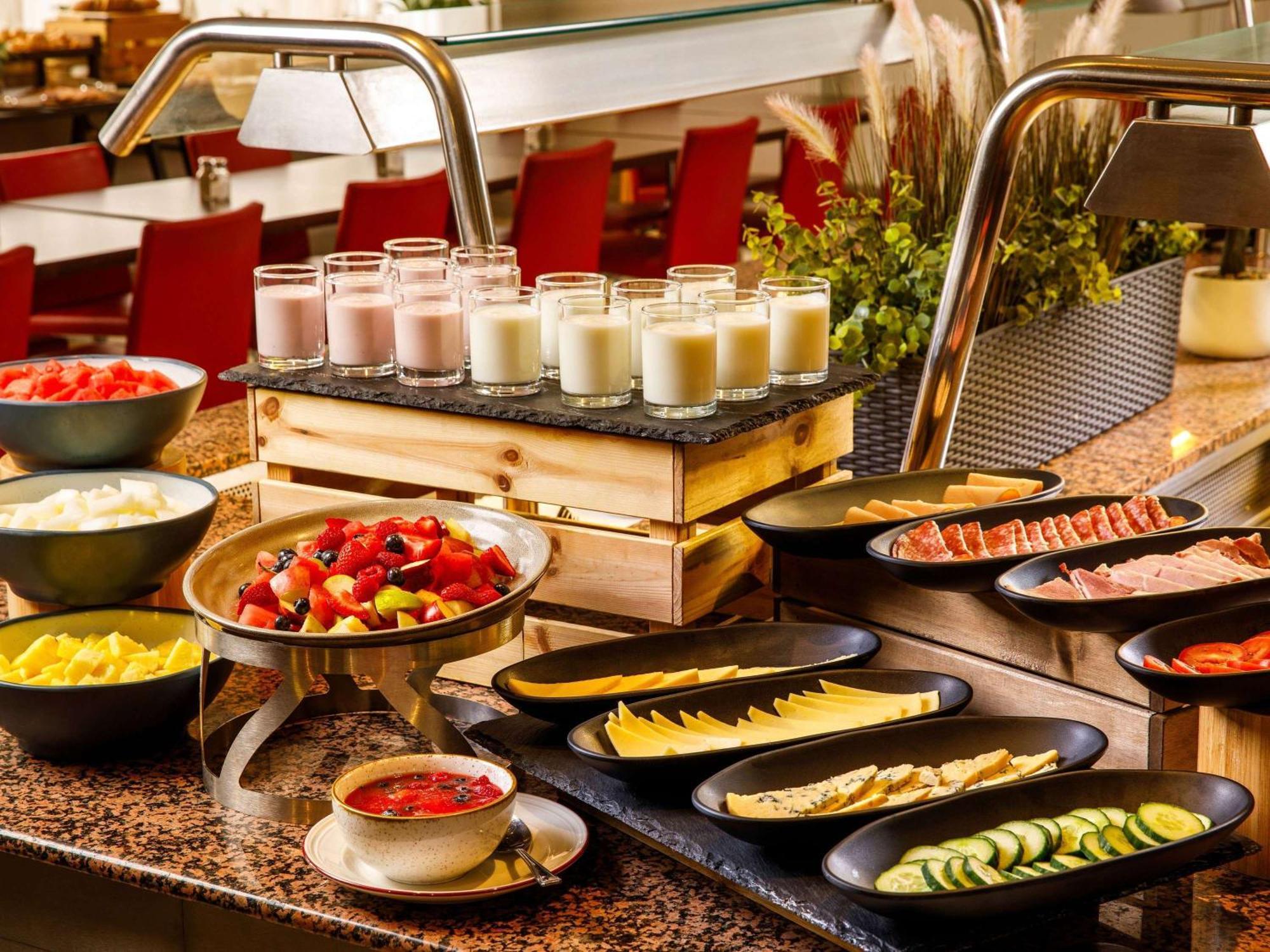 Mercure Cardiff North Hotel Bagian luar foto