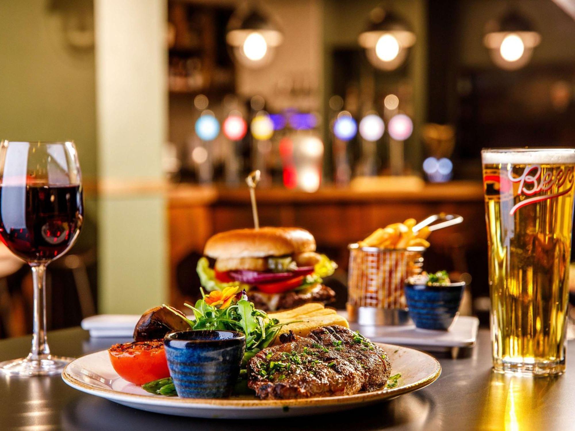 Mercure Cardiff North Hotel Bagian luar foto