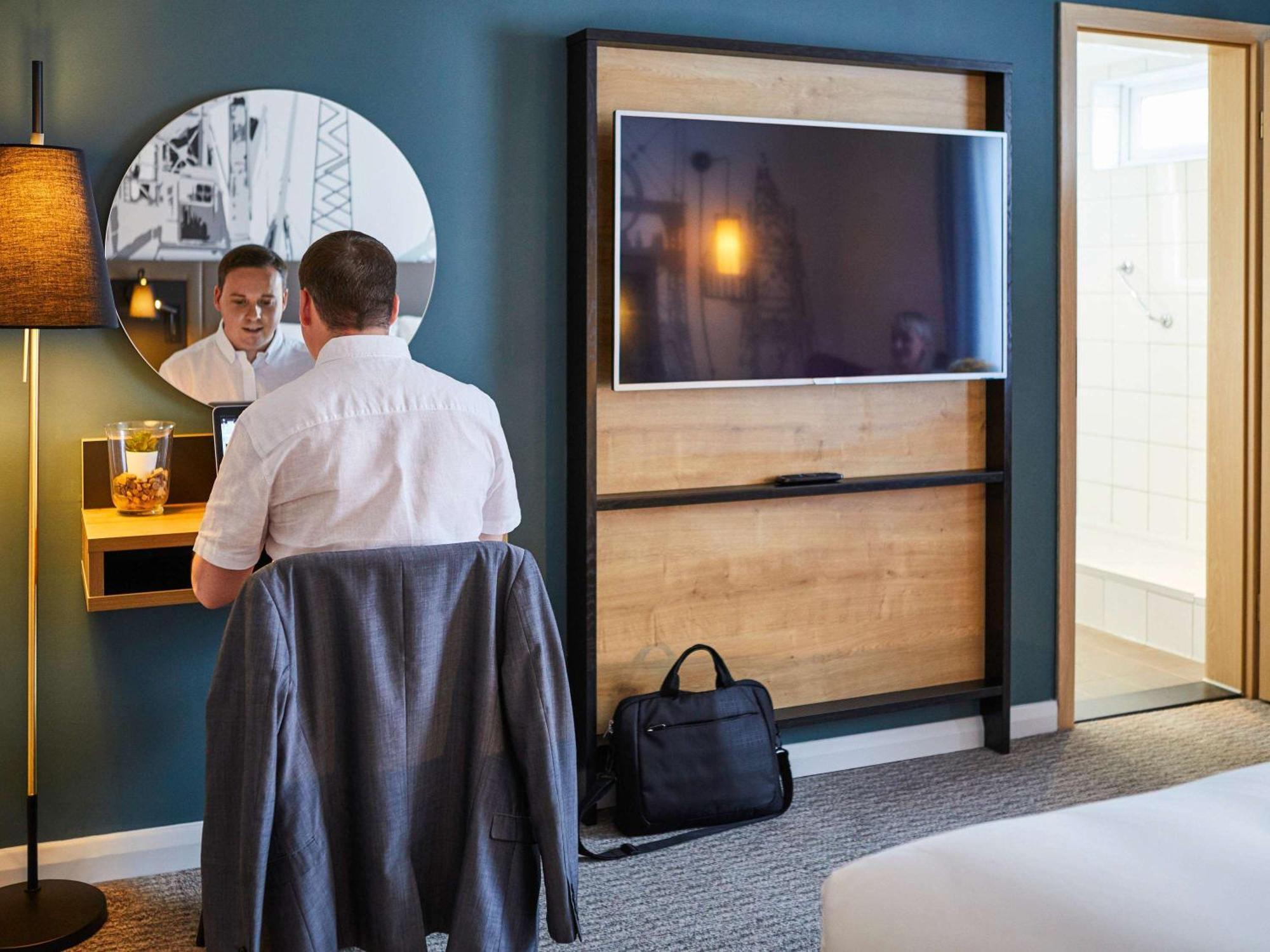 Mercure Cardiff North Hotel Bagian luar foto