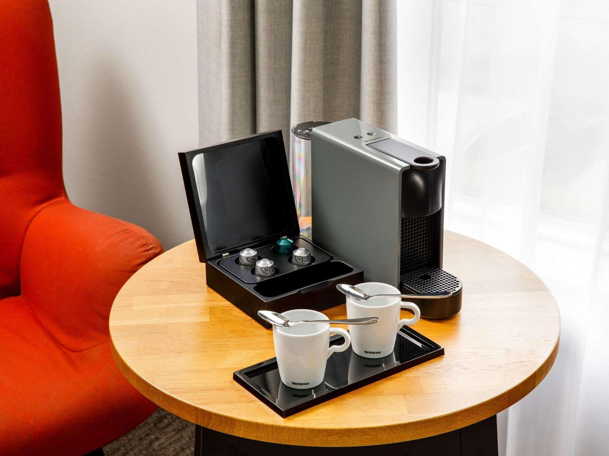 Mercure Cardiff North Hotel Bagian luar foto