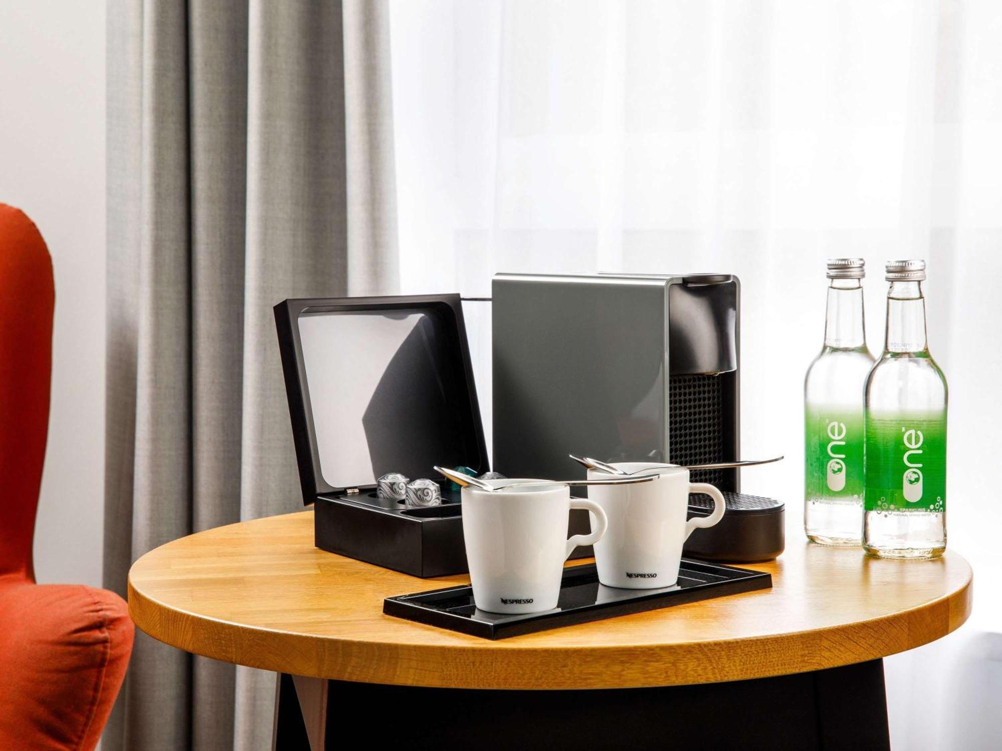 Mercure Cardiff North Hotel Bagian luar foto