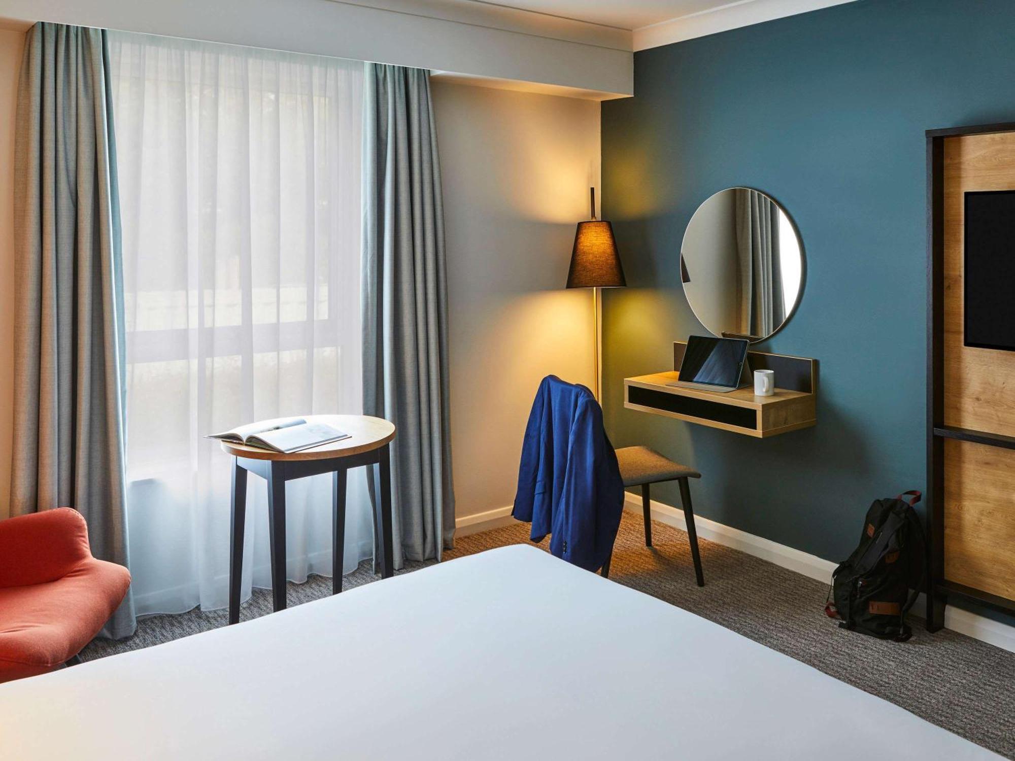 Mercure Cardiff North Hotel Bagian luar foto