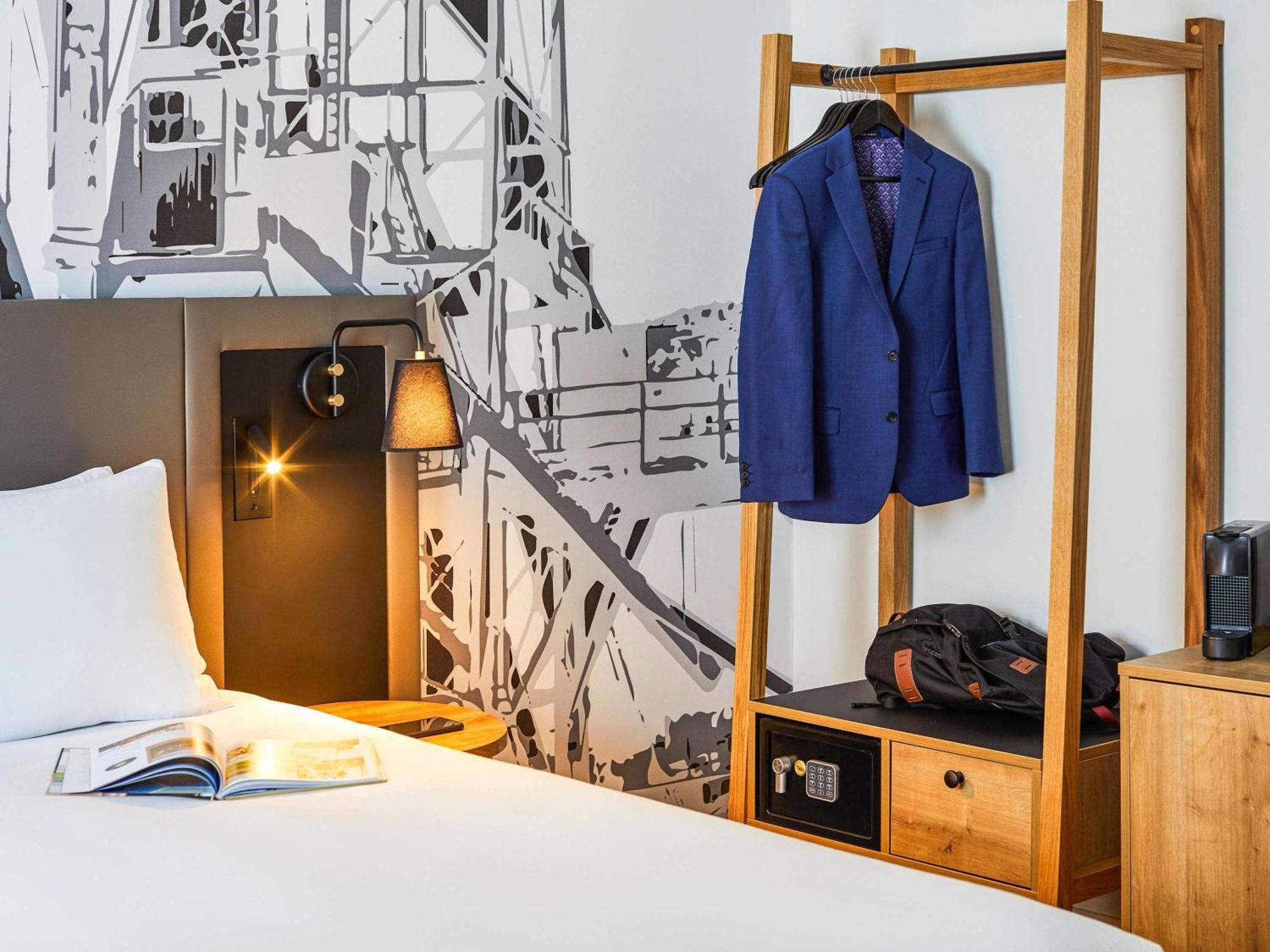 Mercure Cardiff North Hotel Bagian luar foto