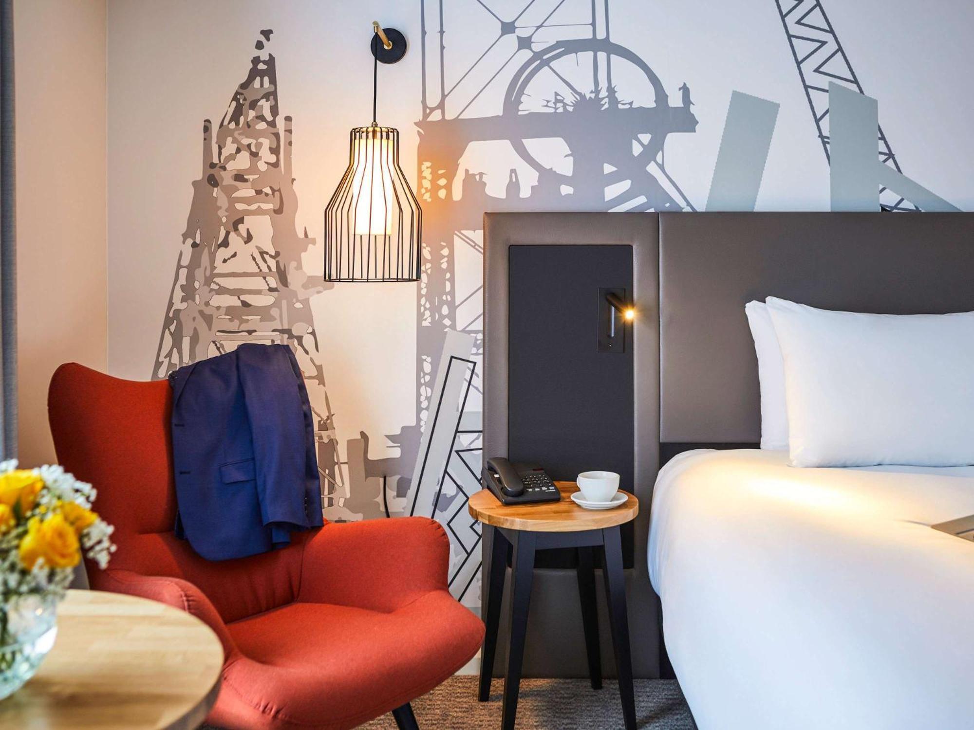 Mercure Cardiff North Hotel Bagian luar foto