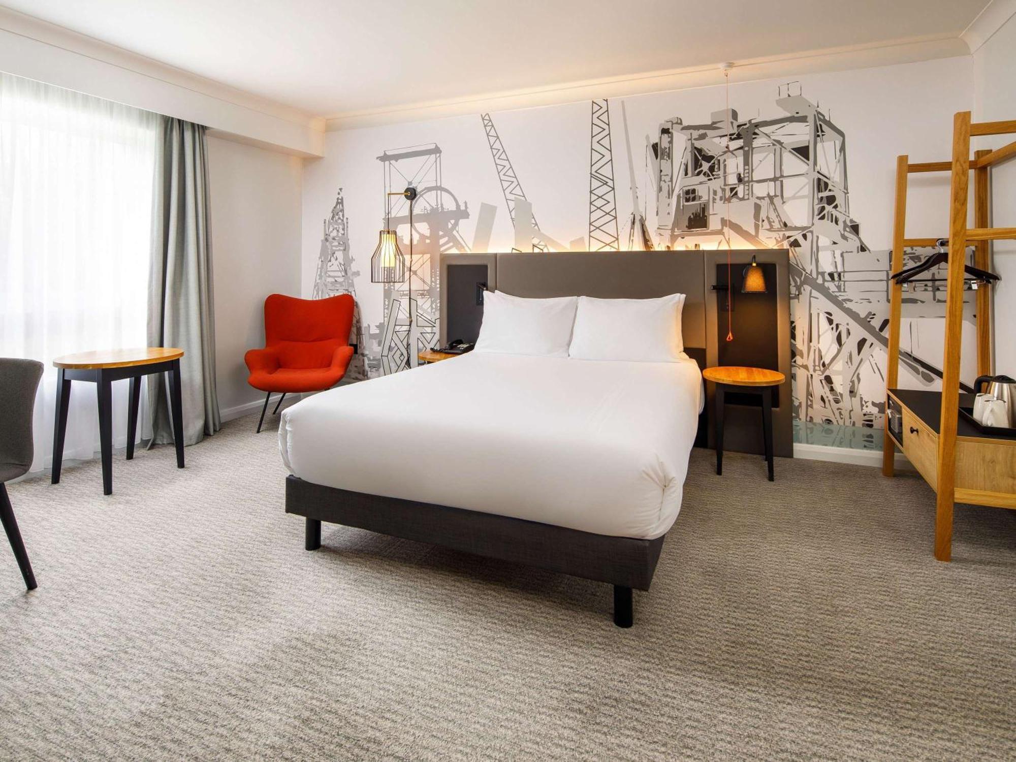 Mercure Cardiff North Hotel Bagian luar foto