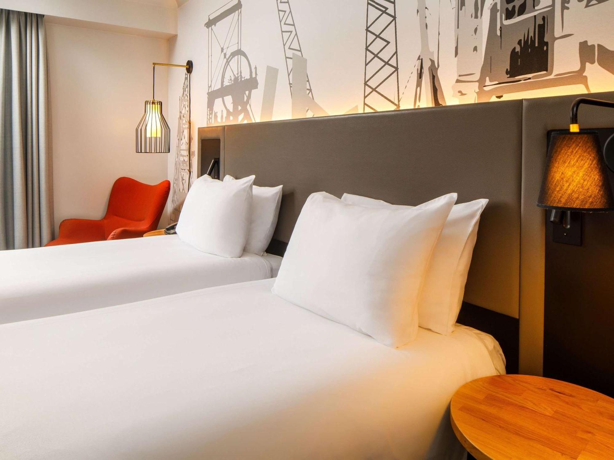 Mercure Cardiff North Hotel Bagian luar foto