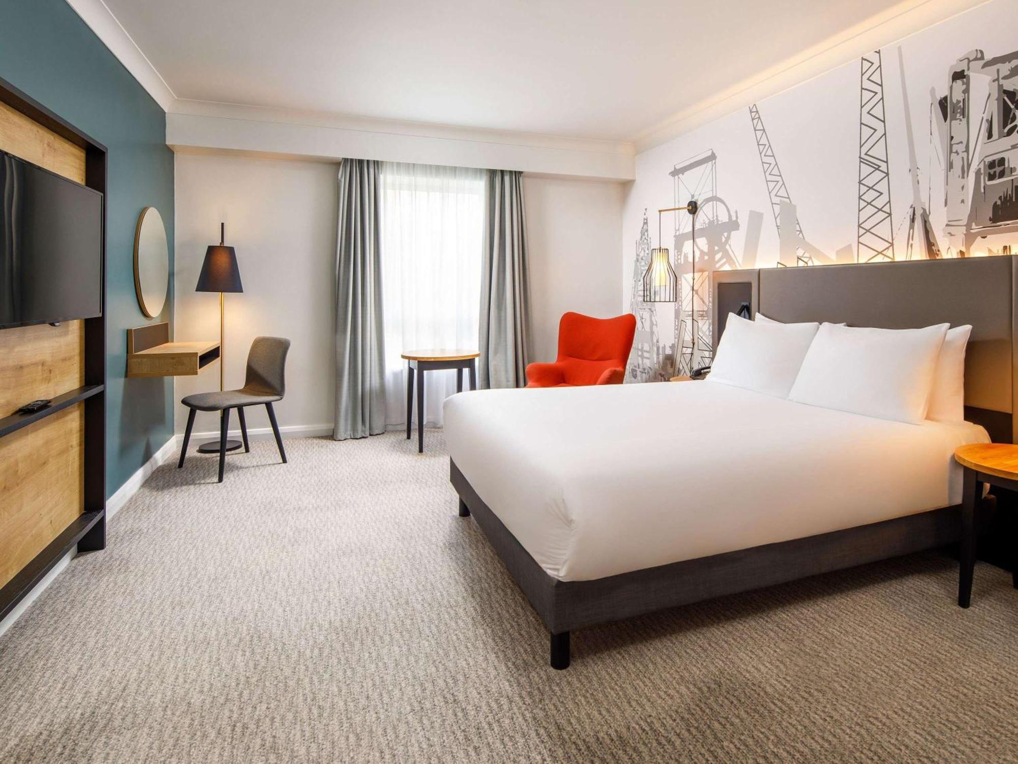 Mercure Cardiff North Hotel Bagian luar foto