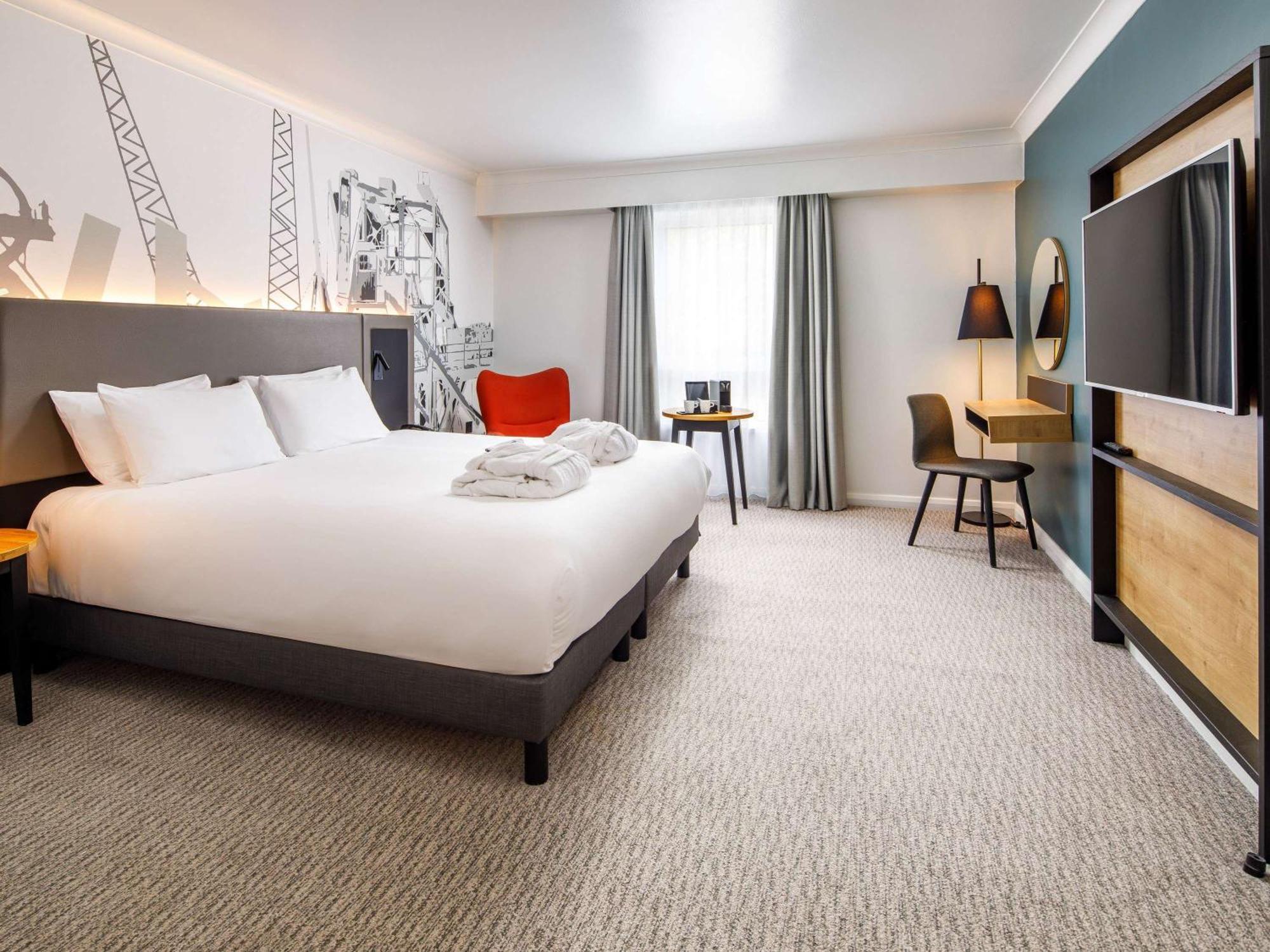 Mercure Cardiff North Hotel Bagian luar foto
