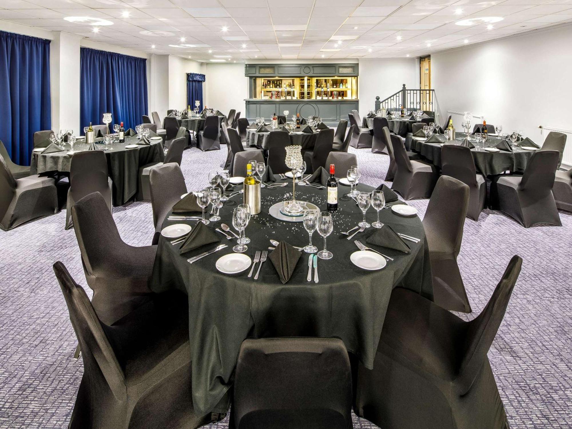Mercure Cardiff North Hotel Bagian luar foto