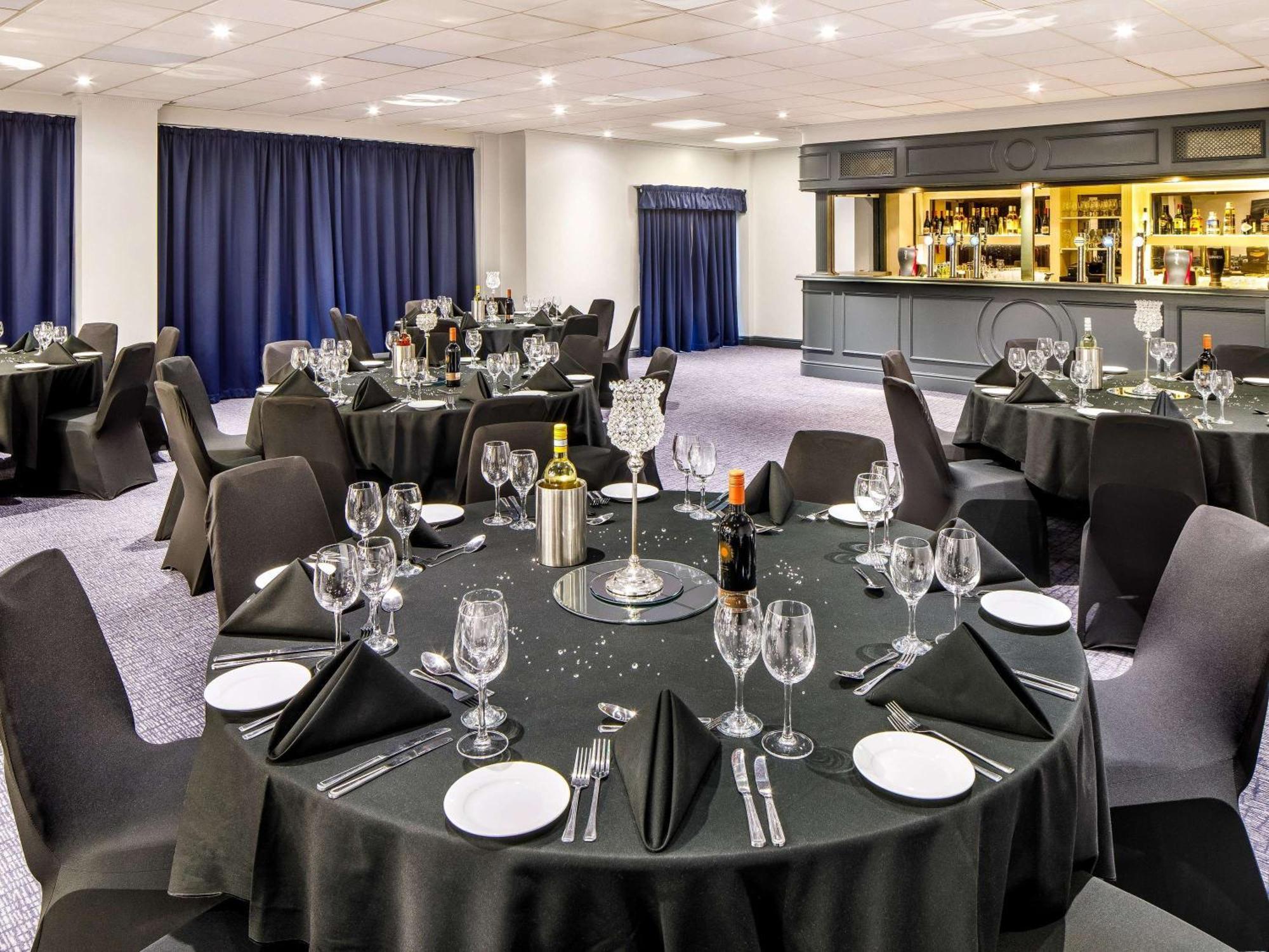 Mercure Cardiff North Hotel Bagian luar foto