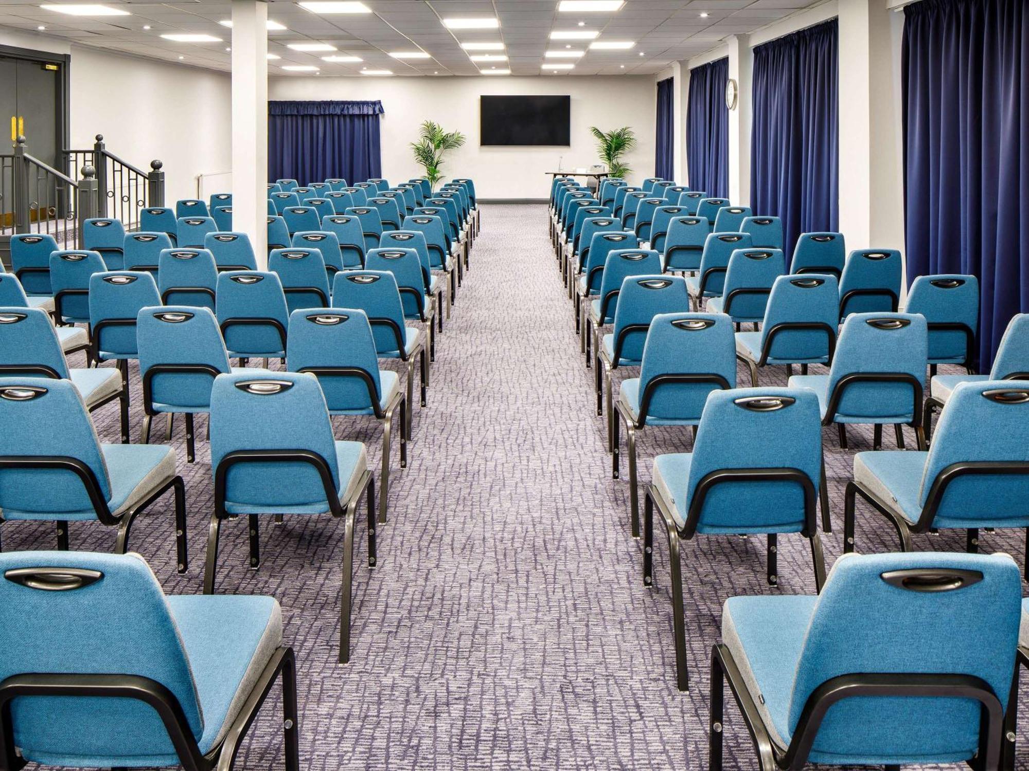 Mercure Cardiff North Hotel Bagian luar foto