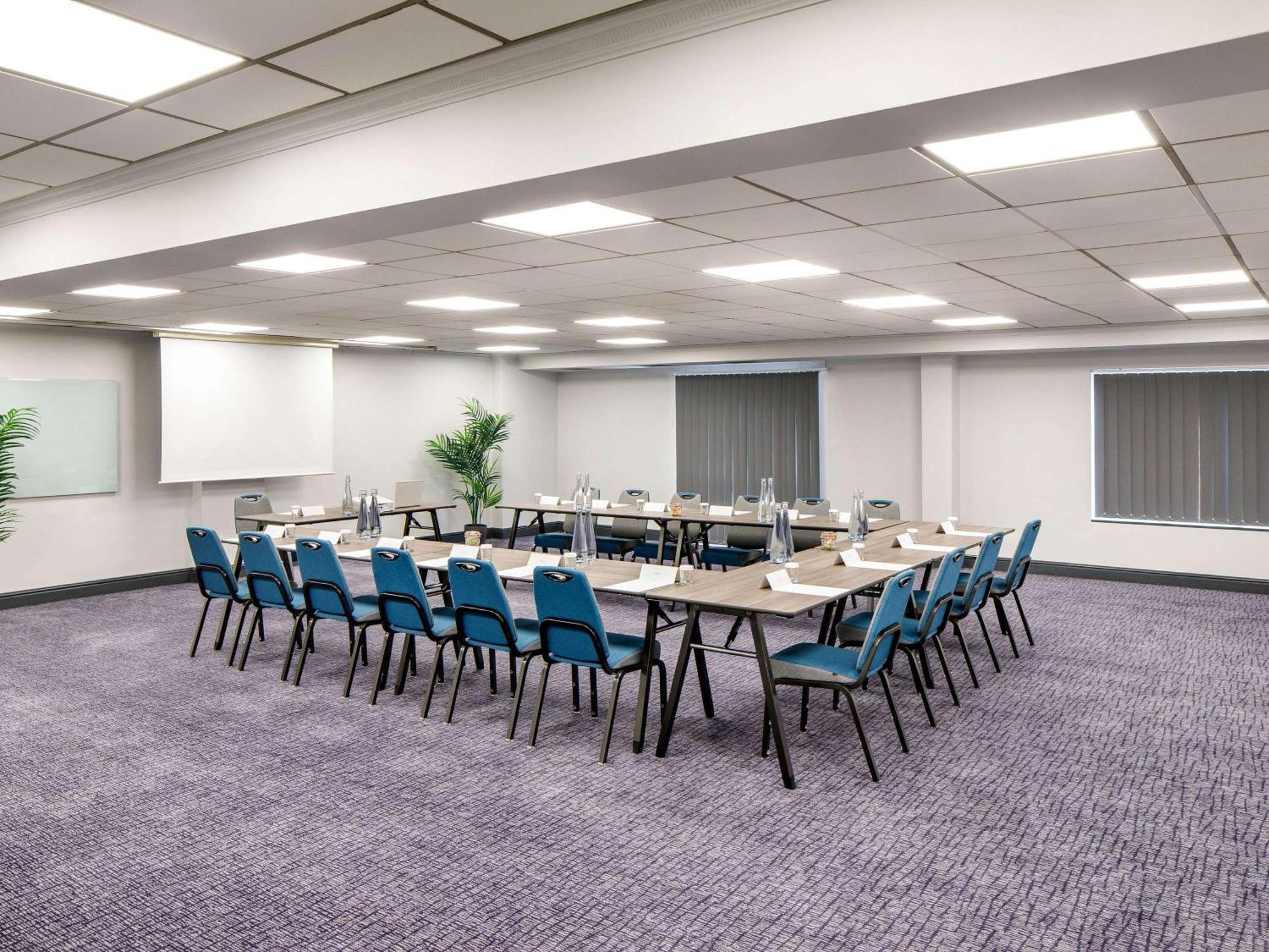 Mercure Cardiff North Hotel Bagian luar foto