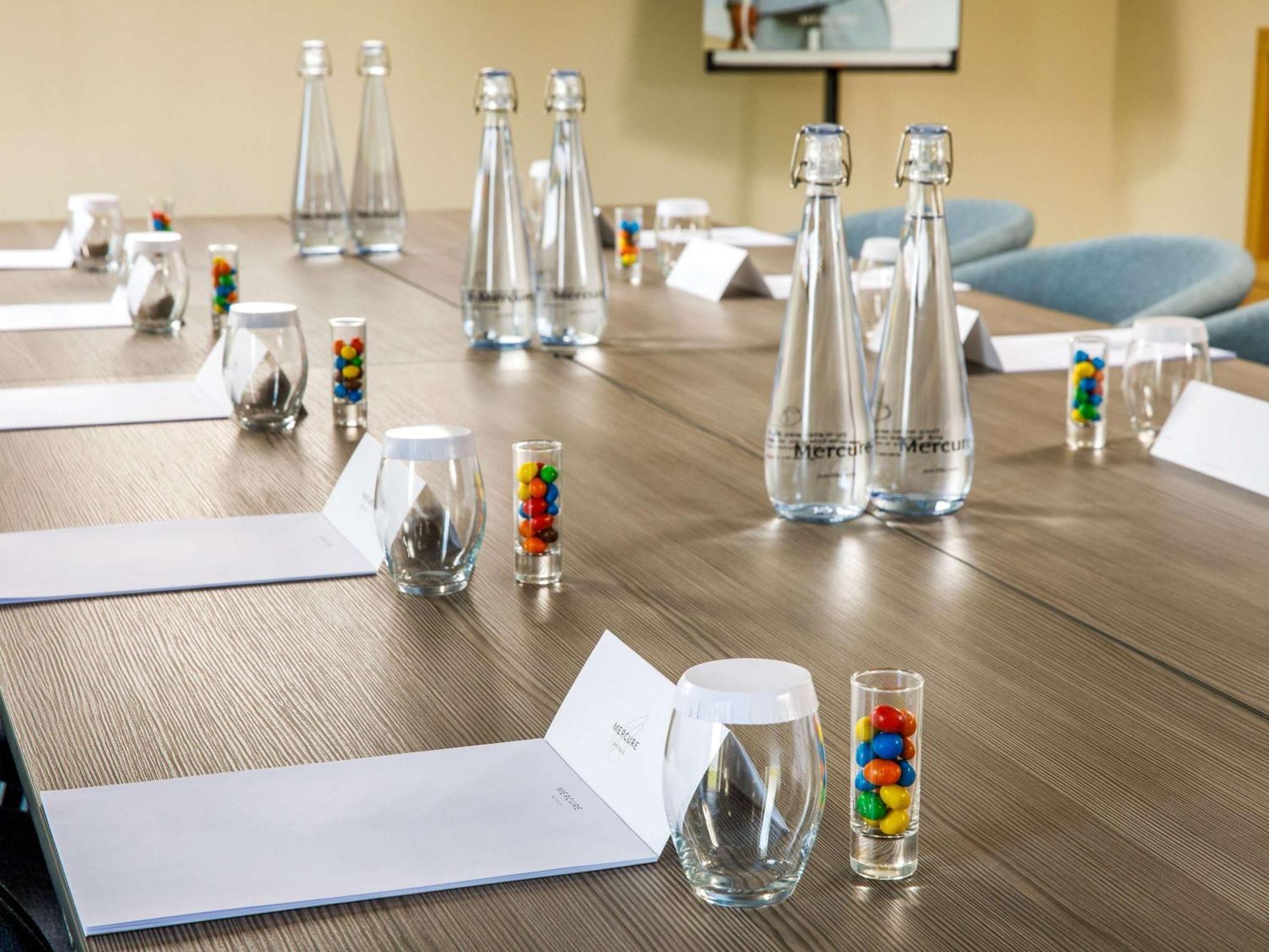 Mercure Cardiff North Hotel Bagian luar foto