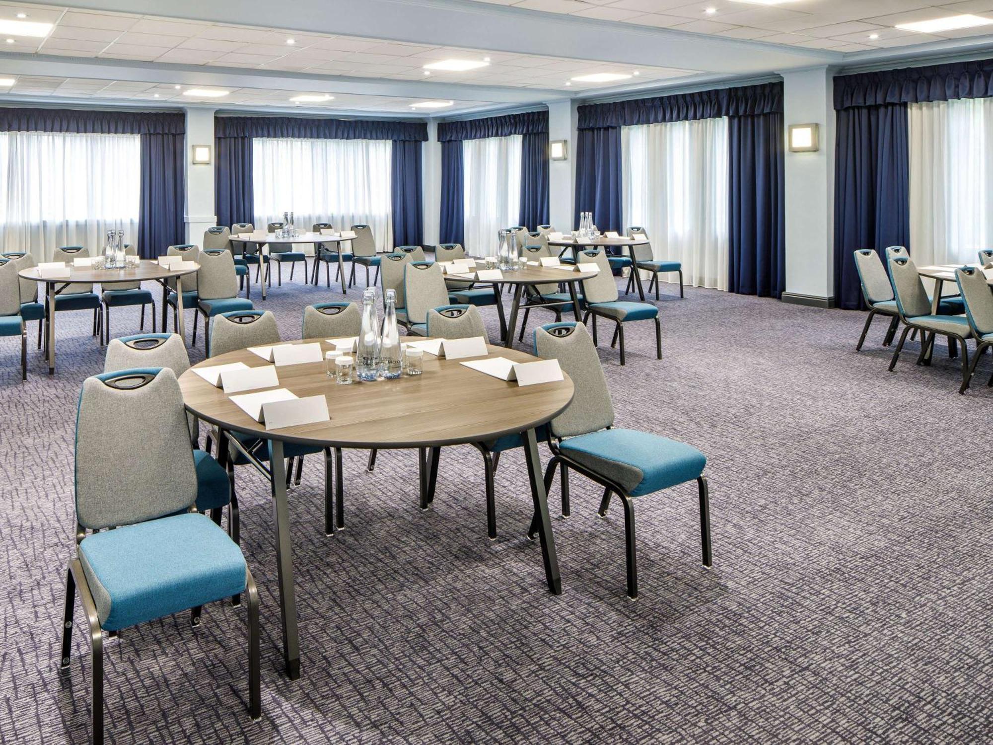 Mercure Cardiff North Hotel Bagian luar foto