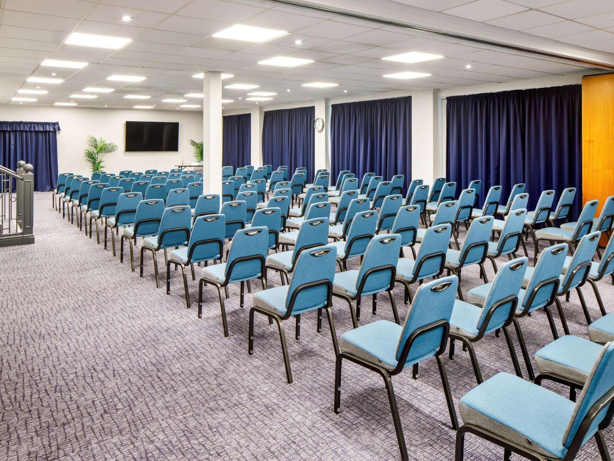 Mercure Cardiff North Hotel Bagian luar foto